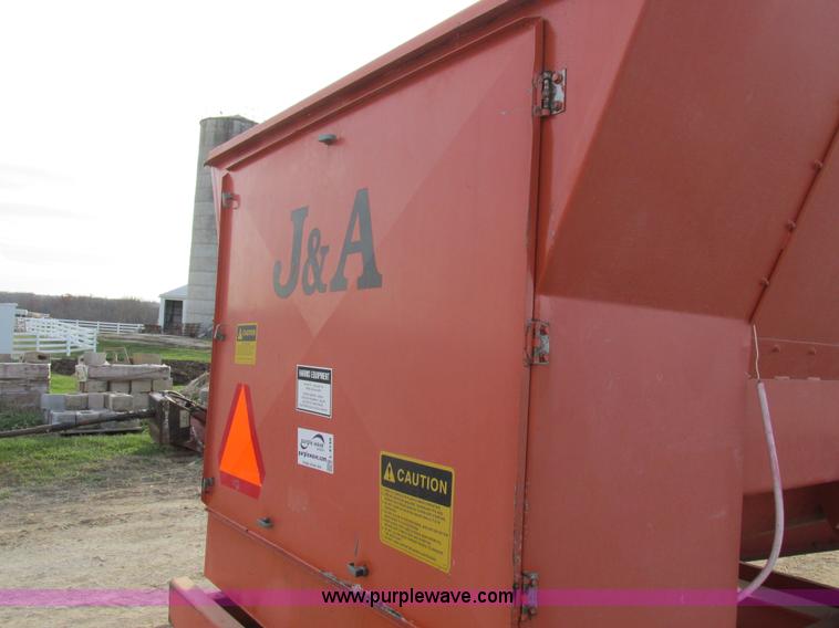image for item L4148 2000 J&A 4000TRL feed wagon