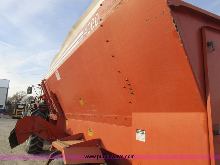 image for item L4148 2000 J&A 4000TRL feed wagon