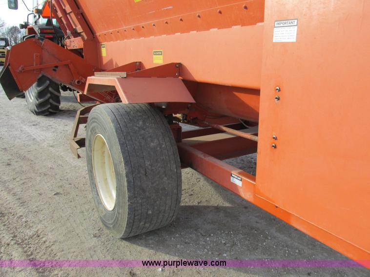 image for item L4148 2000 J&A 4000TRL feed wagon