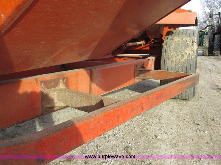 image for item L4148 2000 J&A 4000TRL feed wagon