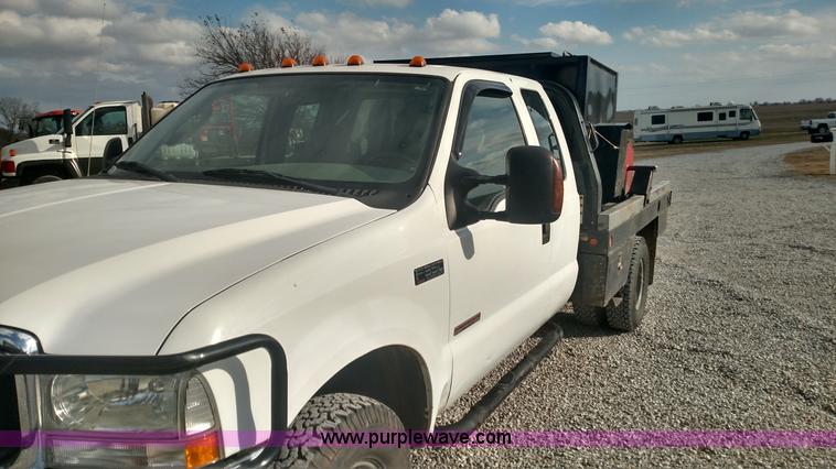 image for item L6057 2004 Ford F350 Super Duty XLT SuperCab pickup truck