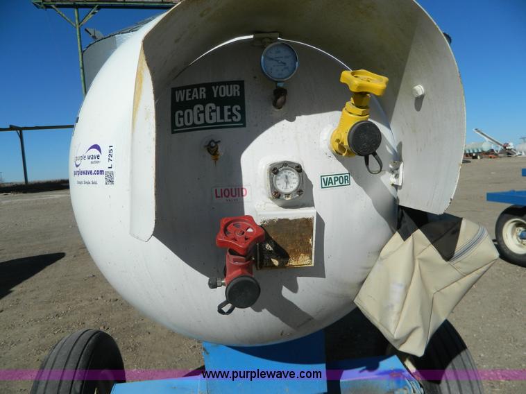 image for item L7251 Anhydrous ammonia nurse tank