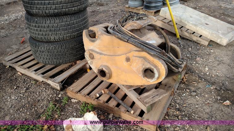 image for item BR9407 Caterpillar 330 excavator quick attach