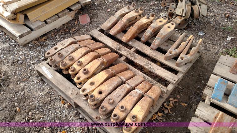image for item BR9410 (17) Caterpillar loader teeth