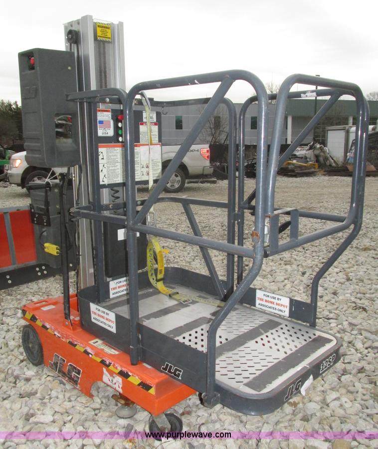 image for item H1011 2004 JLG 12SP vertical lift