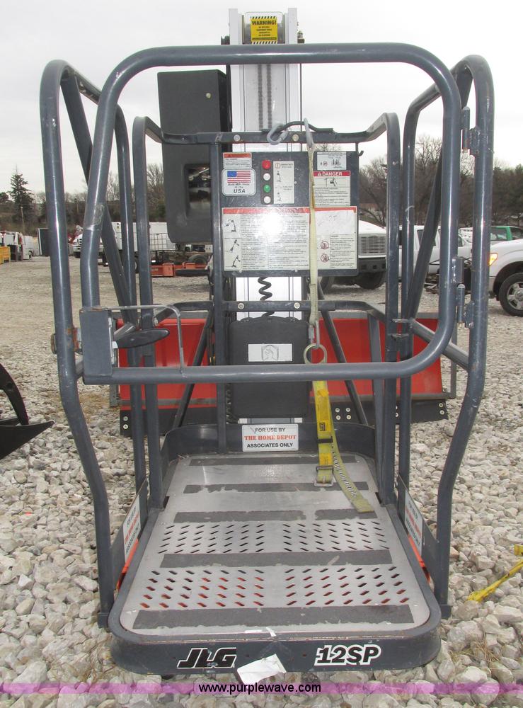 image for item H1011 2004 JLG 12SP vertical lift