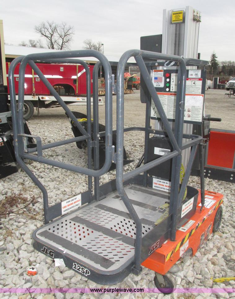 image for item H1011 2004 JLG 12SP vertical lift