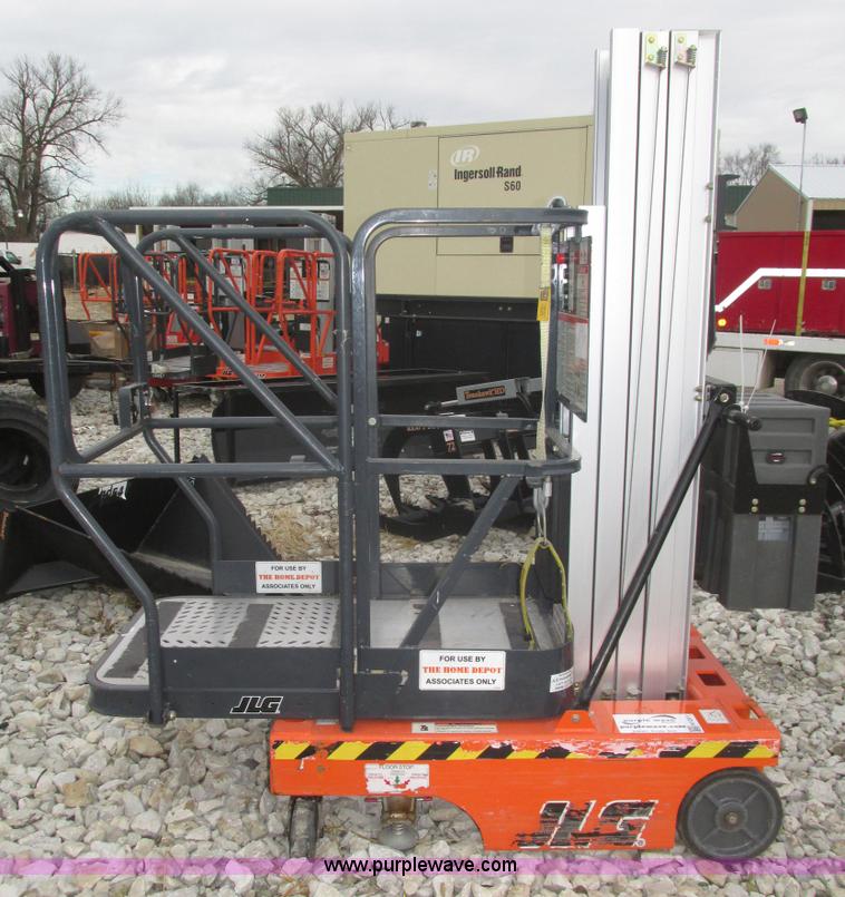 image for item H1011 2004 JLG 12SP vertical lift