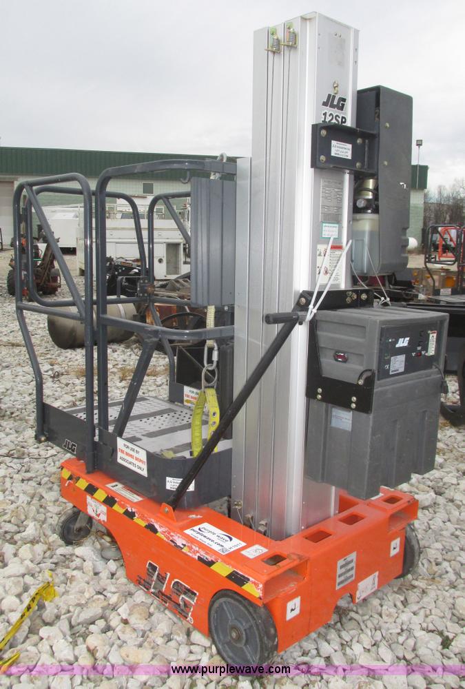 image for item H1011 2004 JLG 12SP vertical lift