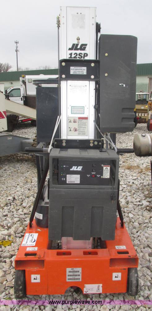 image for item H1011 2004 JLG 12SP vertical lift