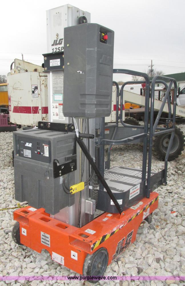 image for item H1011 2004 JLG 12SP vertical lift
