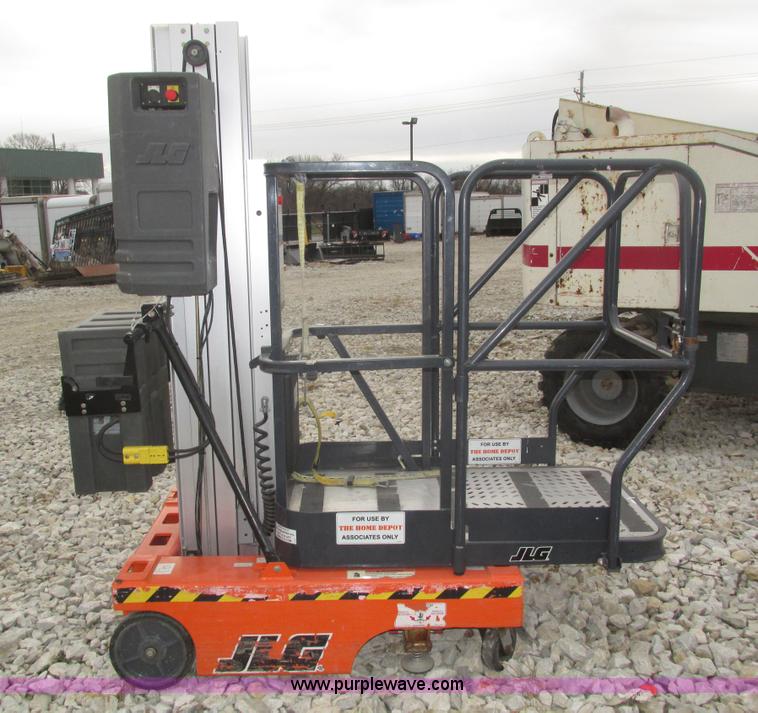 image for item H1011 2004 JLG 12SP vertical lift
