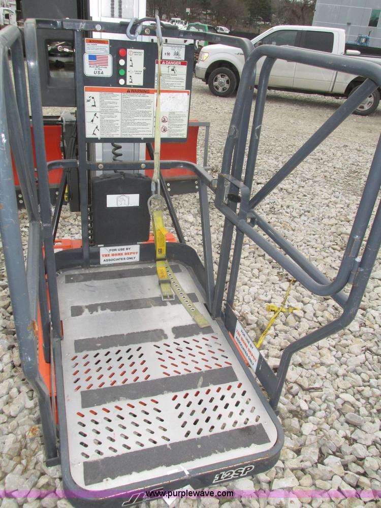 image for item H1011 2004 JLG 12SP vertical lift