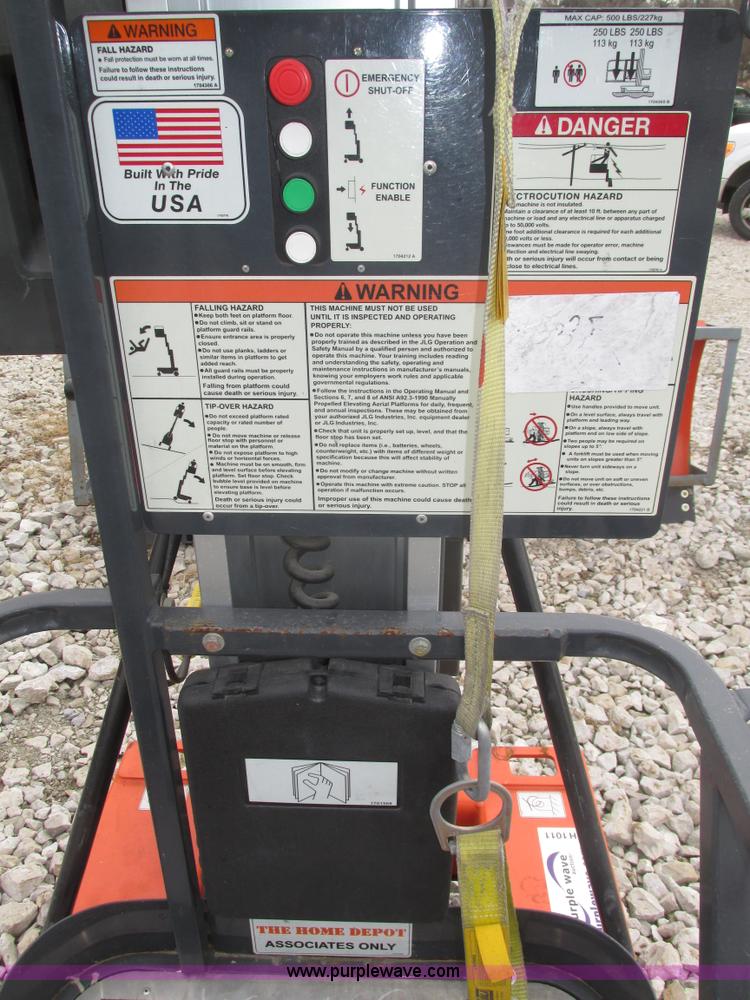image for item H1011 2004 JLG 12SP vertical lift