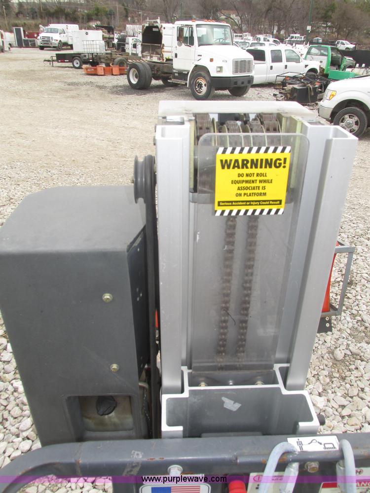 image for item H1011 2004 JLG 12SP vertical lift