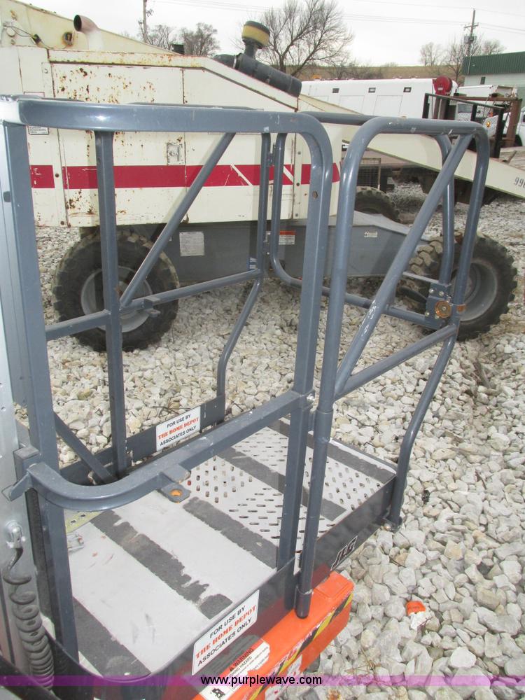 image for item H1011 2004 JLG 12SP vertical lift