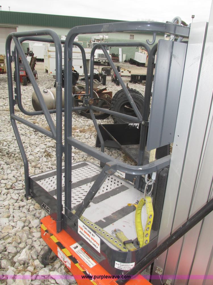 image for item H1011 2004 JLG 12SP vertical lift