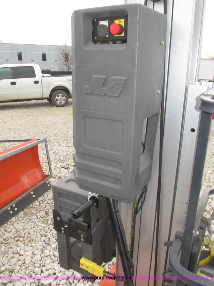 image for item H1011 2004 JLG 12SP vertical lift