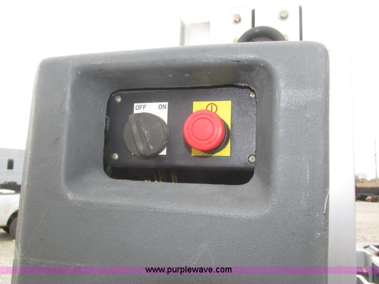 image for item H1011 2004 JLG 12SP vertical lift