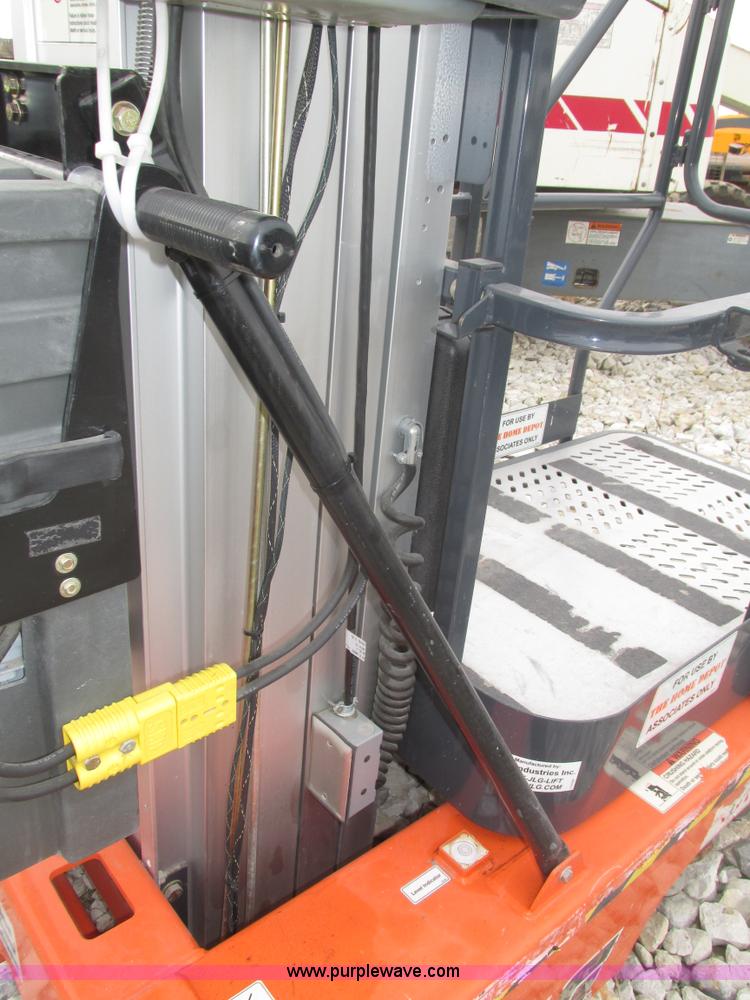 image for item H1011 2004 JLG 12SP vertical lift