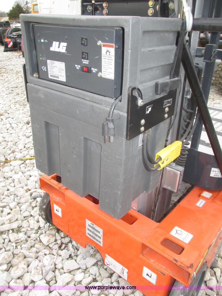 image for item H1011 2004 JLG 12SP vertical lift