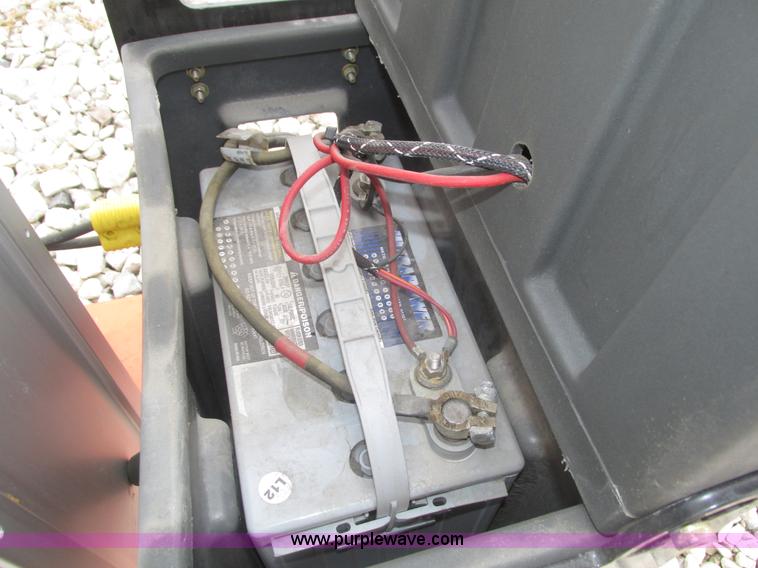 image for item H1011 2004 JLG 12SP vertical lift