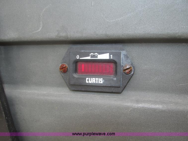 image for item H1011 2004 JLG 12SP vertical lift