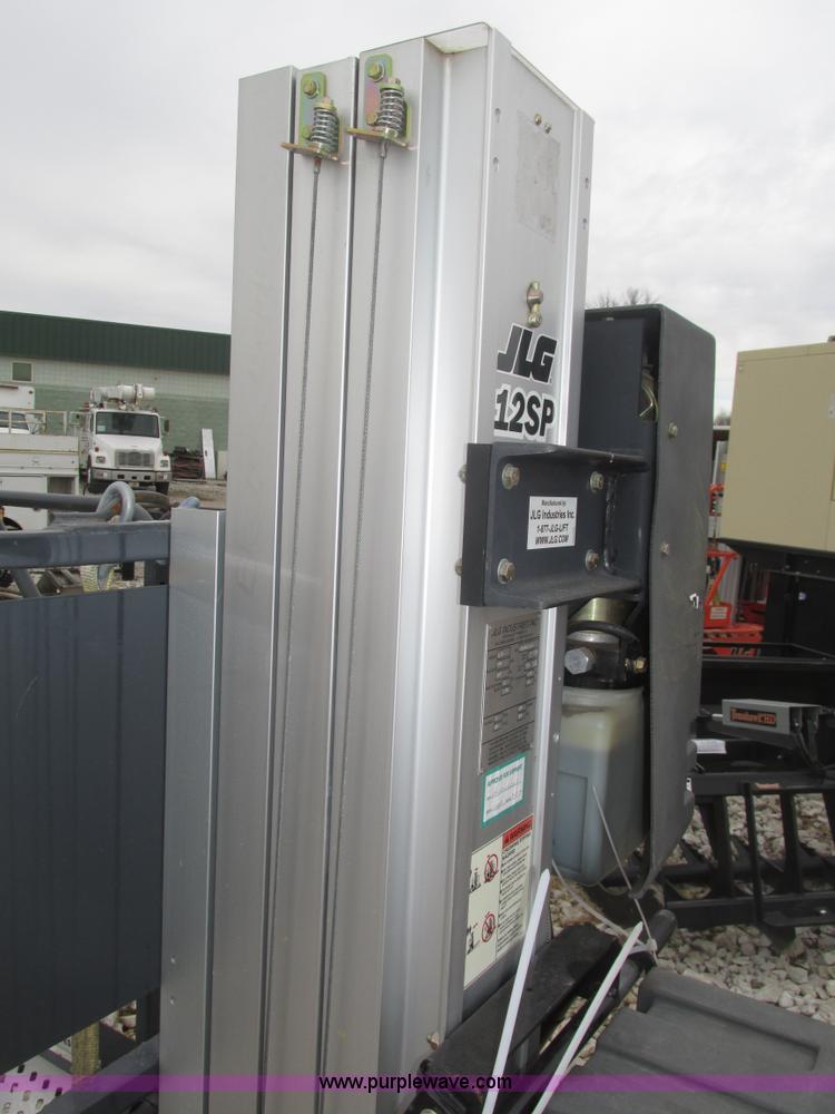 image for item H1011 2004 JLG 12SP vertical lift