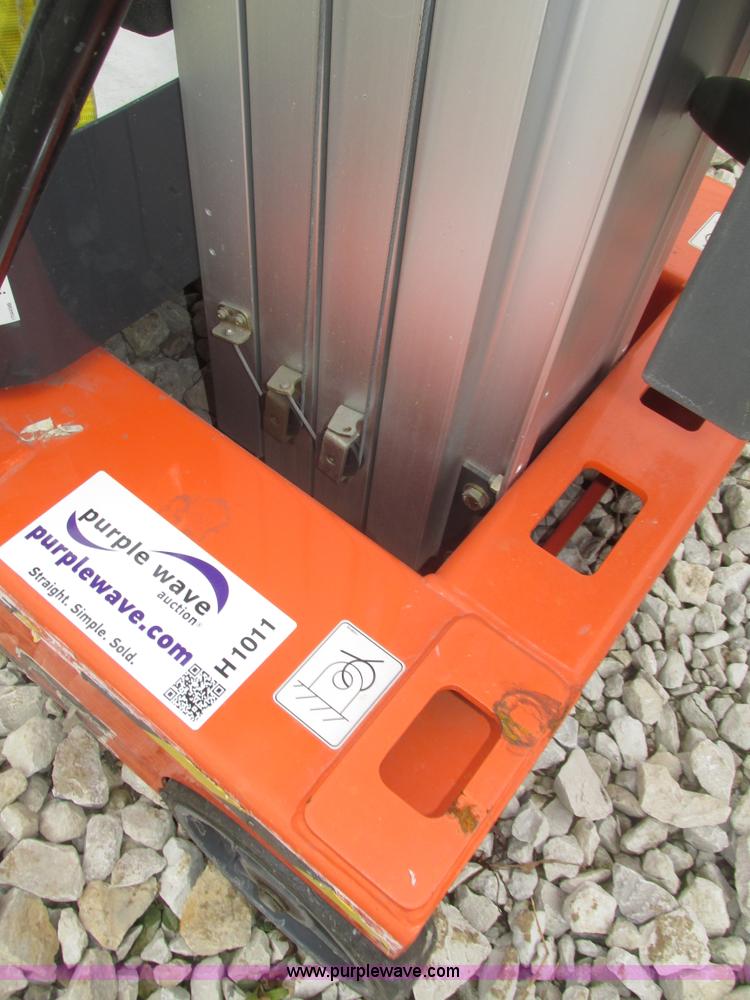 image for item H1011 2004 JLG 12SP vertical lift