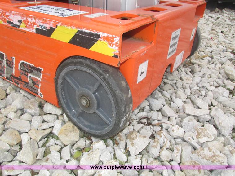 image for item H1011 2004 JLG 12SP vertical lift