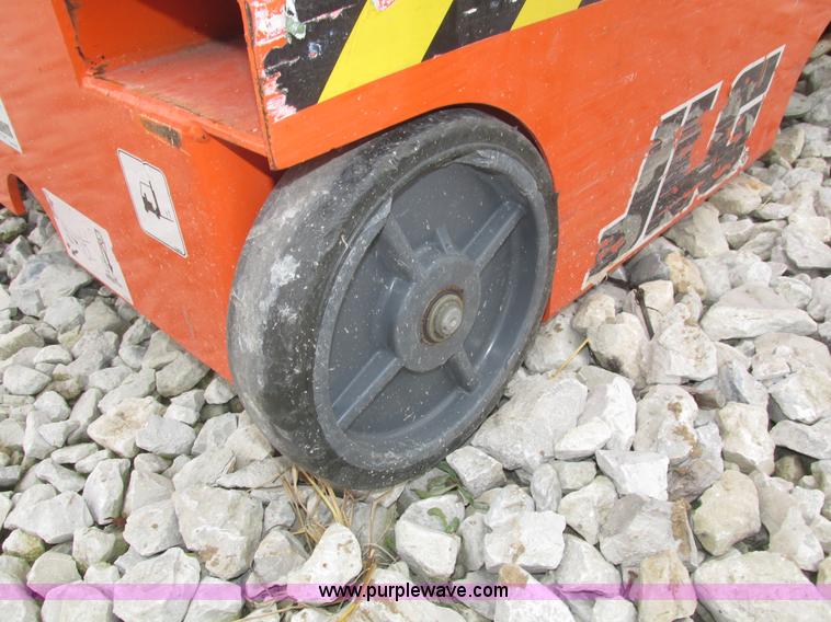 image for item H1011 2004 JLG 12SP vertical lift