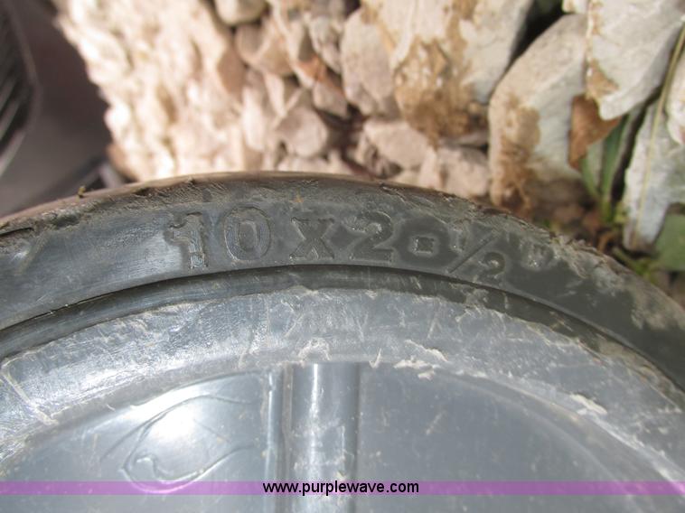 image for item H1011 2004 JLG 12SP vertical lift