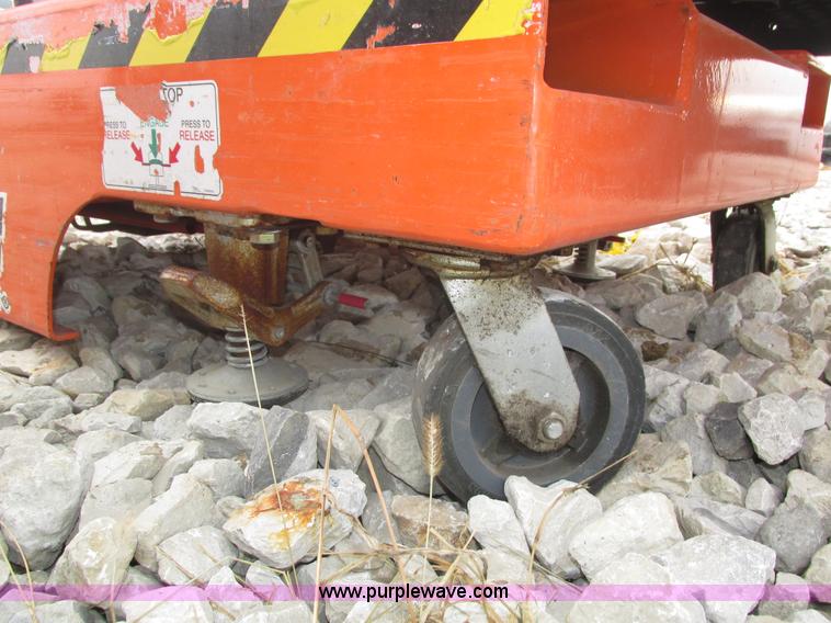 image for item H1011 2004 JLG 12SP vertical lift