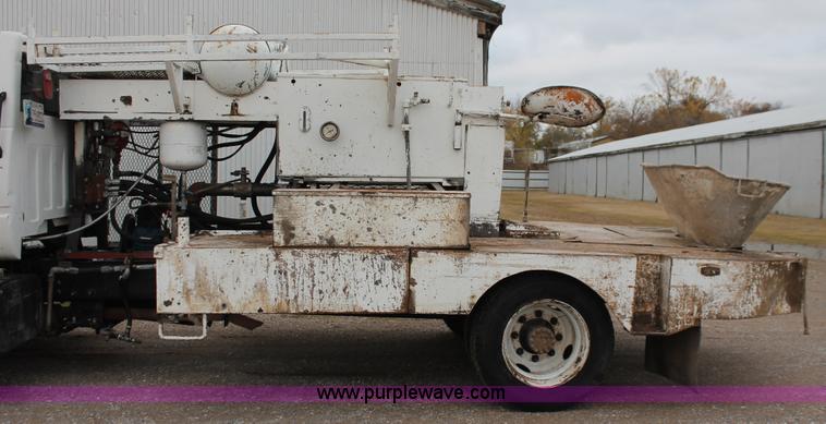 image for item H8017 2000 Chevrolet C6500 concrete pump truck