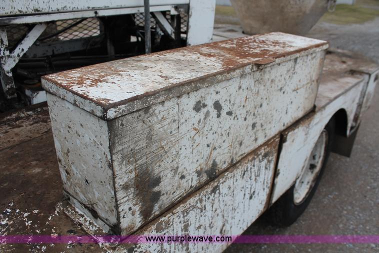 image for item H8017 2000 Chevrolet C6500 concrete pump truck