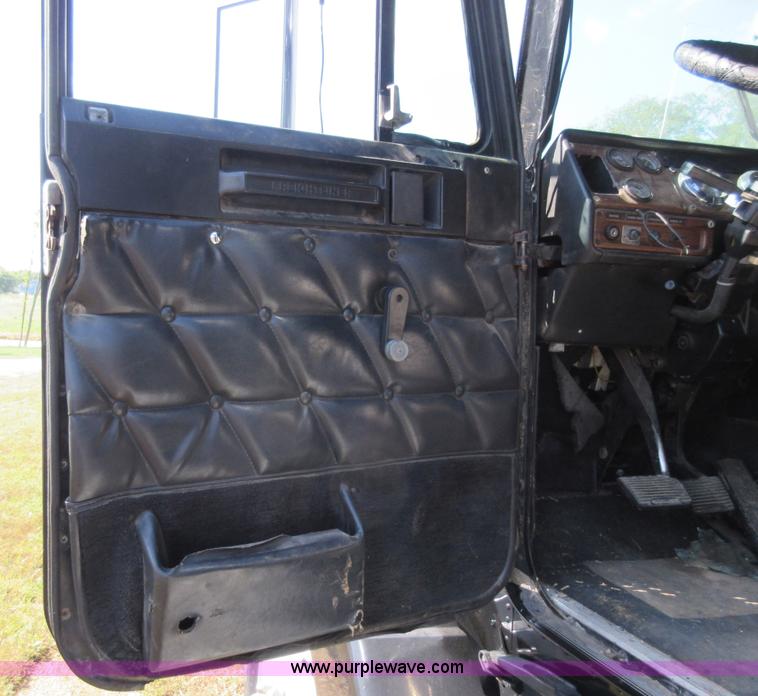 image for item I6460 1996 Freightliner FLD semi truck