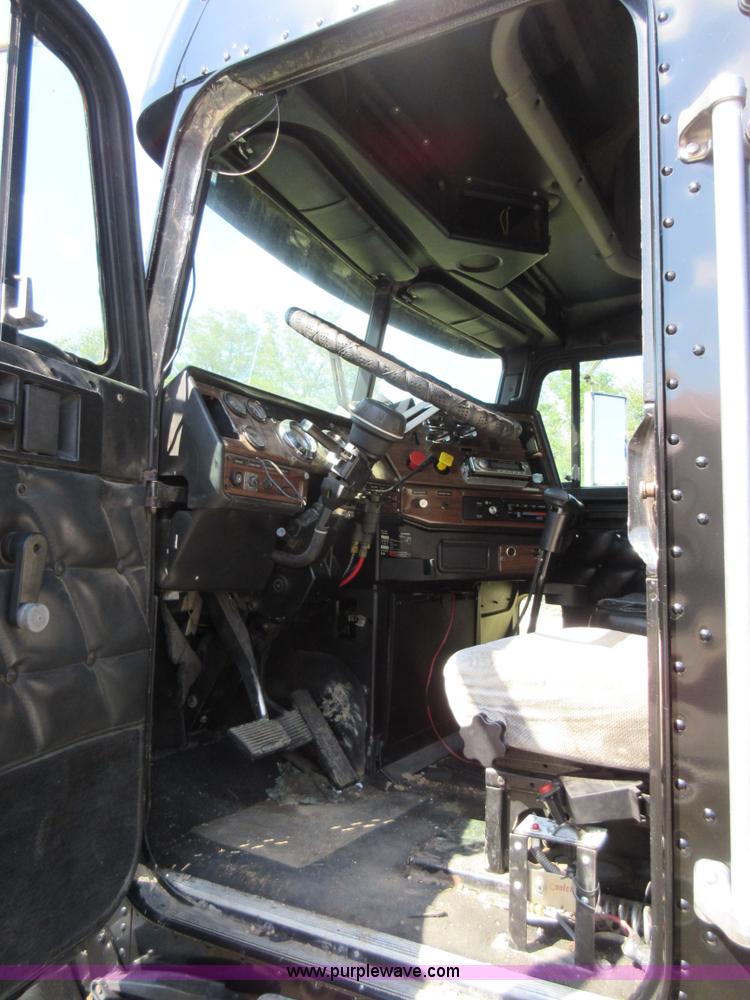 image for item I6460 1996 Freightliner FLD semi truck