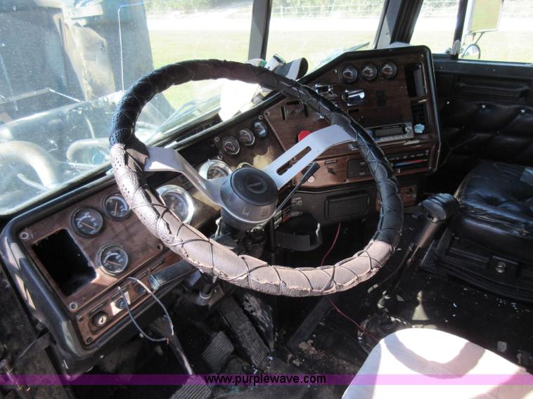 image for item I6460 1996 Freightliner FLD semi truck