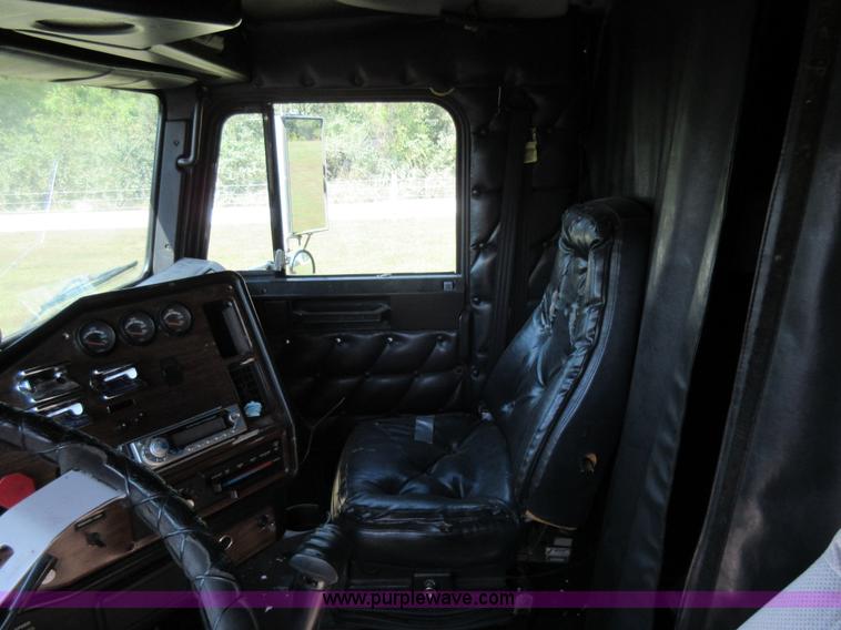 image for item I6460 1996 Freightliner FLD semi truck