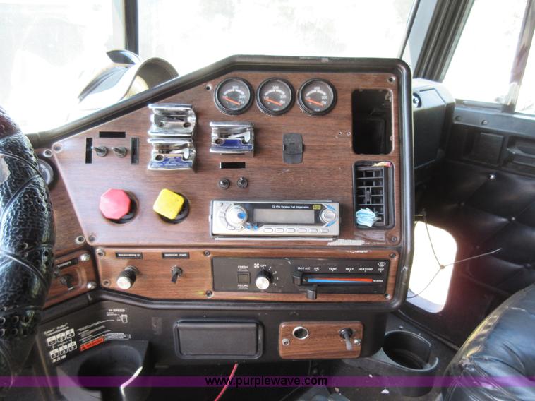 image for item I6460 1996 Freightliner FLD semi truck