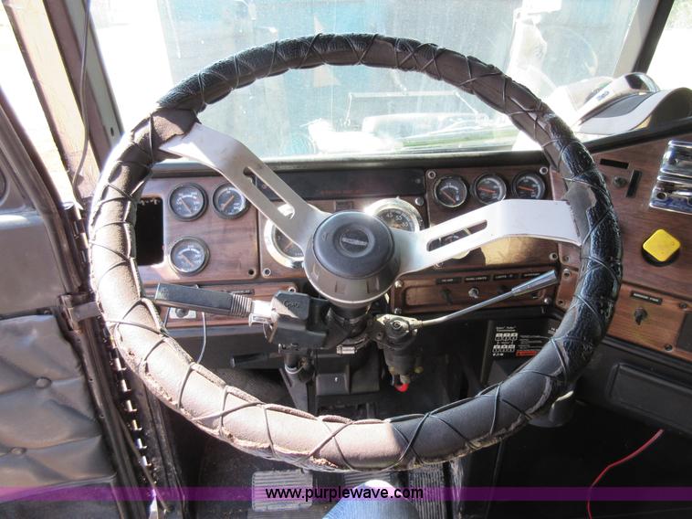 image for item I6460 1996 Freightliner FLD semi truck