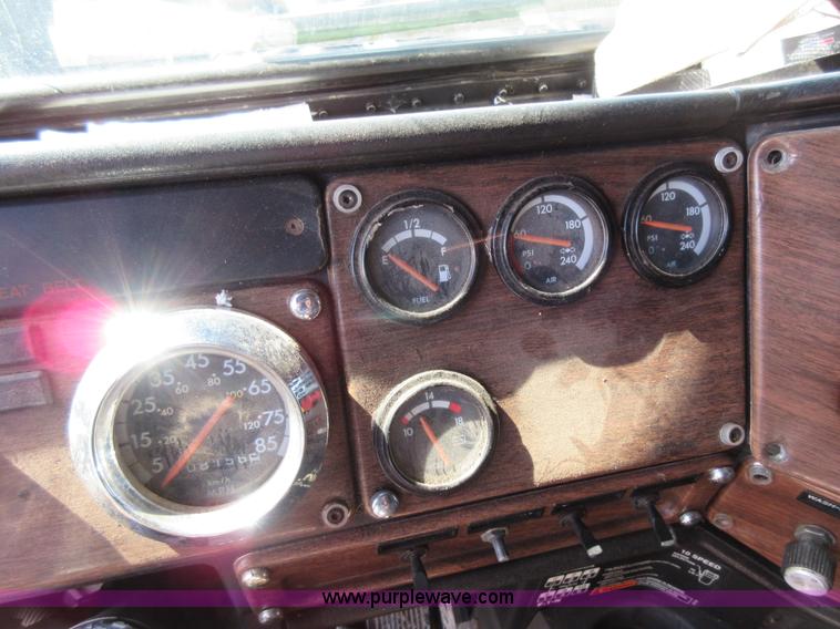 image for item I6460 1996 Freightliner FLD semi truck