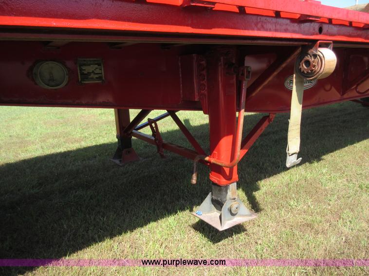 image for item I6461 1999 Fontaine flatbed trailer