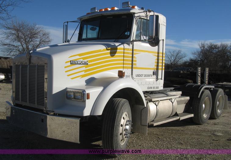 image for item J2978 1995 Kenworth T800 semi truck