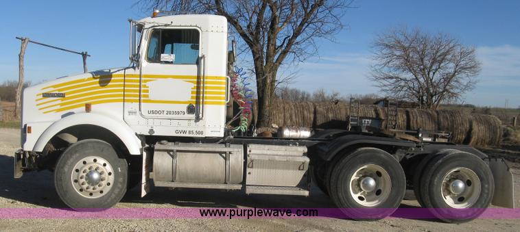 image for item J2978 1995 Kenworth T800 semi truck