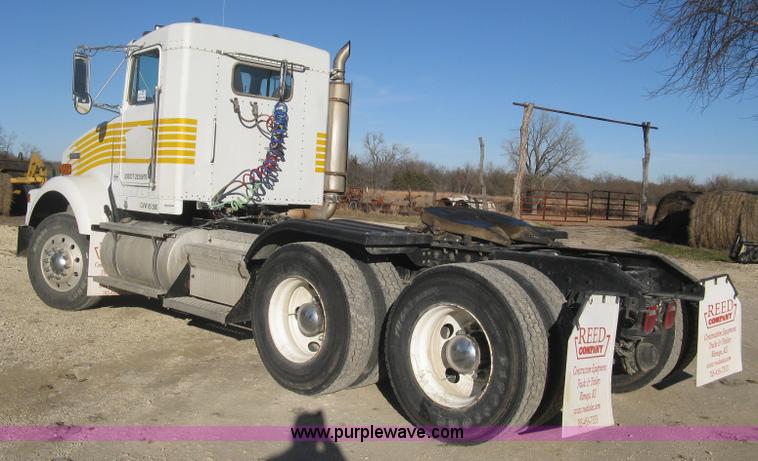 image for item J2978 1995 Kenworth T800 semi truck