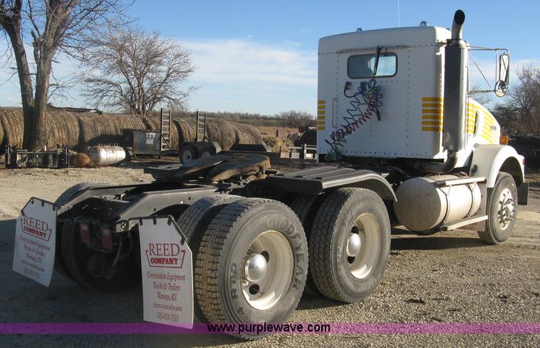 image for item J2978 1995 Kenworth T800 semi truck