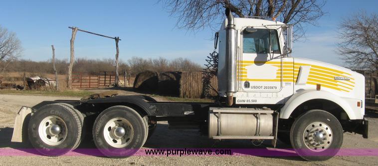 image for item J2978 1995 Kenworth T800 semi truck