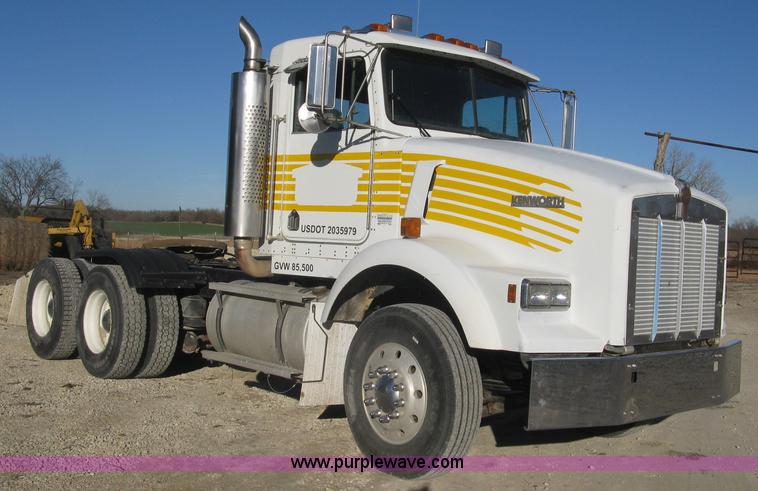 image for item J2978 1995 Kenworth T800 semi truck
