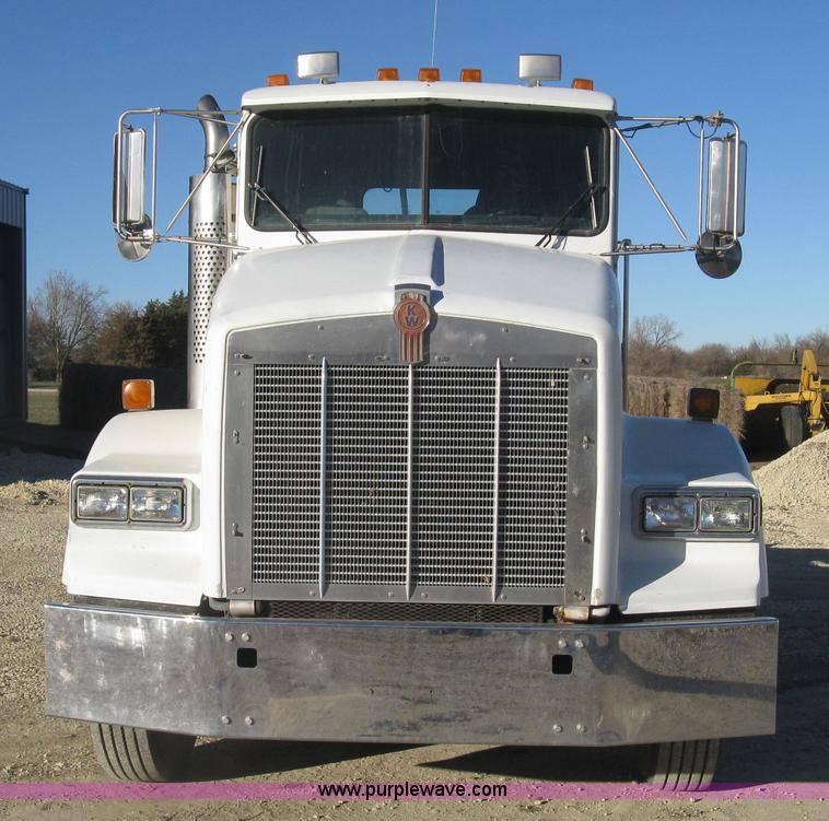 image for item J2978 1995 Kenworth T800 semi truck